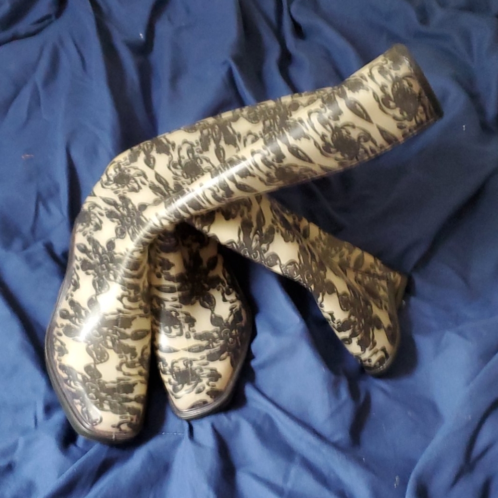 Boots - Picture 3 of 4